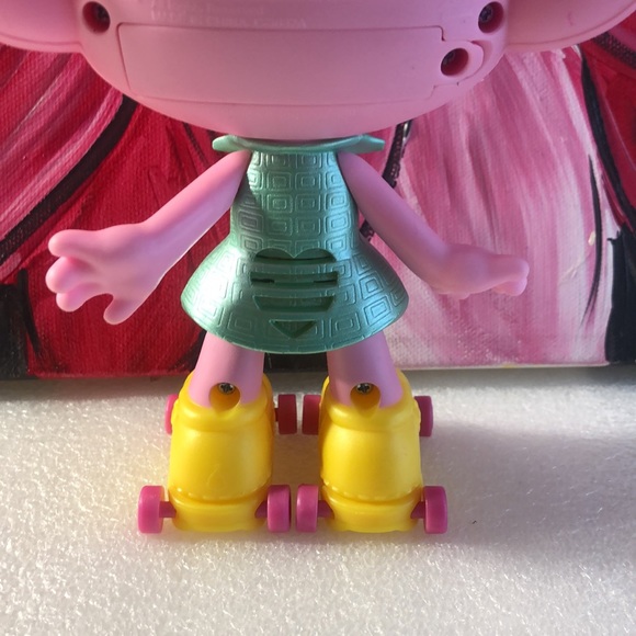 Rainbow hair troll doll @ 2017 Hasbro - Picture 5 of 9